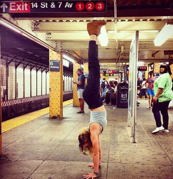 纽约客流行地铁练瑜伽 姑娘大妈不惧偷窥齐劈叉