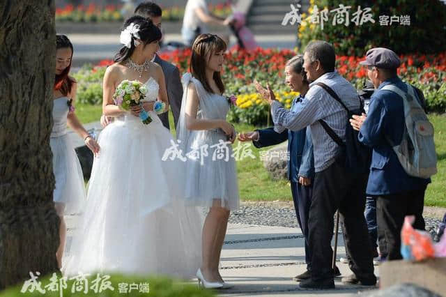 你们国庆结婚都不去合江亭？难道是被“职业讨红包团”吓到了？