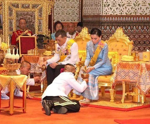 41岁泰国王后蓝裙母仪天下，贵妃被废大公主像跟班，国王独宠稳赢