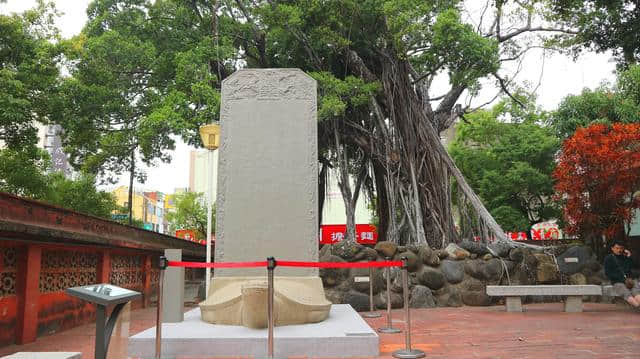 台南的赤崁楼景区，荷兰人向郑成功受降雕塑的故事