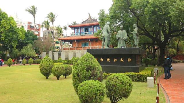 台南的赤崁楼景区，荷兰人向郑成功受降雕塑的故事