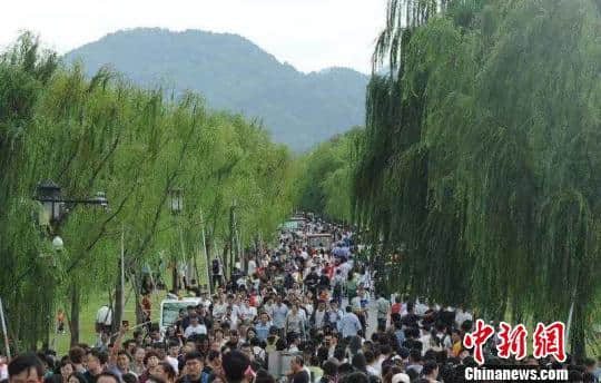 国庆黄金周过半：杭州西湖迎客超234万人次