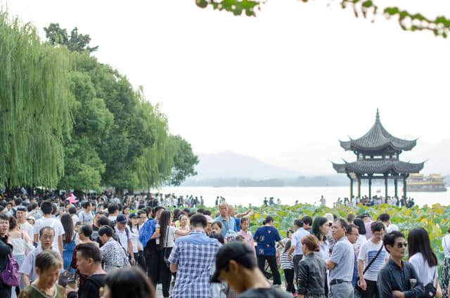 实拍国庆第一天杭州西湖，断桥上只能看到人头，网友：花钱找罪受