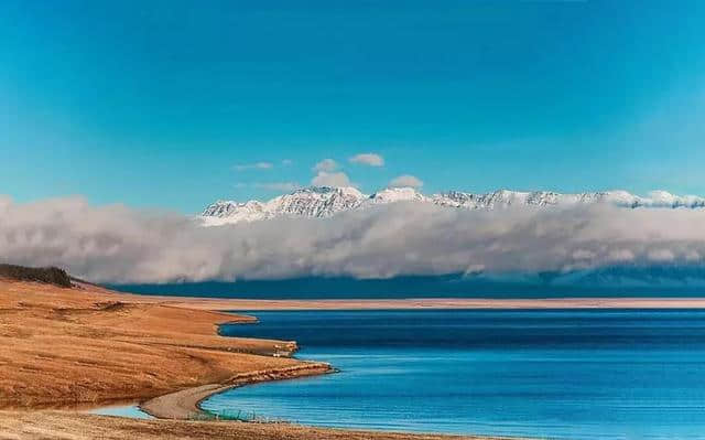新疆——明月出天山，苍茫云海间