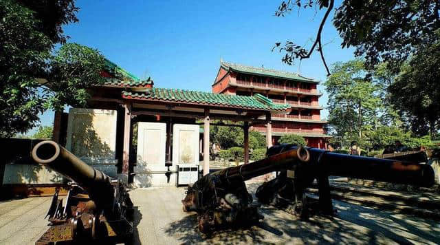 广州这座已有五百多年历史的古楼，现为广州博物馆，名曰镇海楼