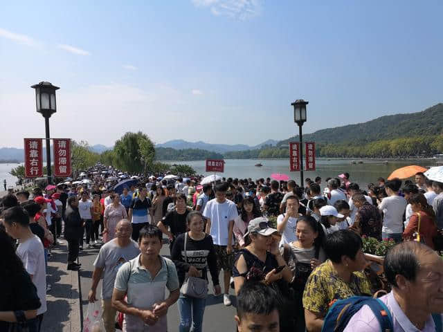 杭州西湖人满为患，断桥真的要“断”了