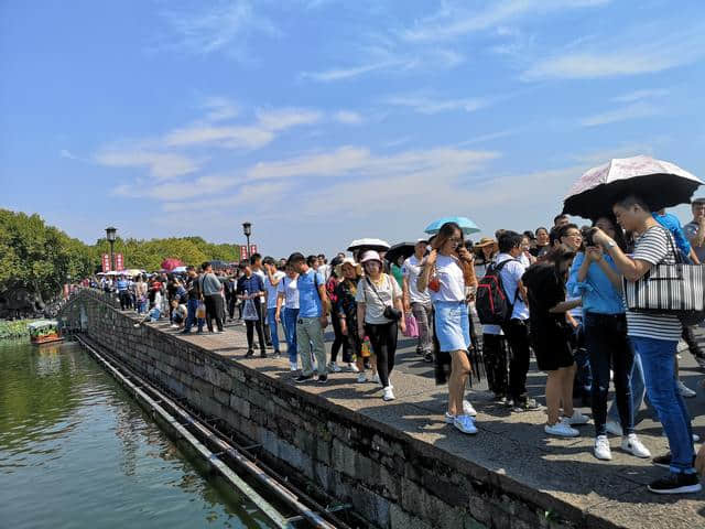 杭州西湖人满为患，断桥真的要“断”了