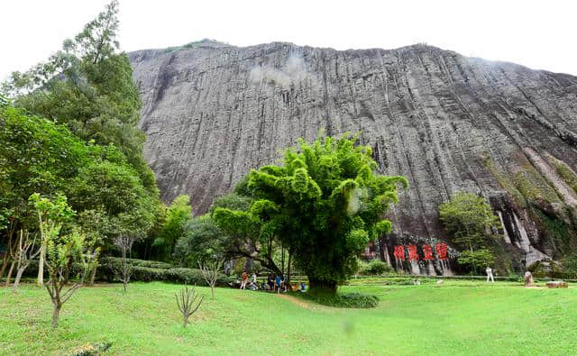 福建天游峰，不仅是世界遗产武夷山的主景，也是亚洲最大单体岩石