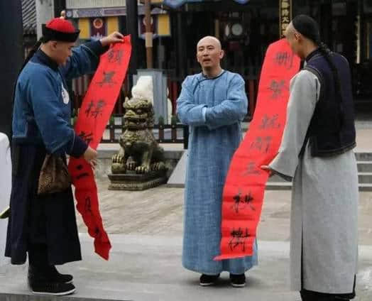 春节时，郑板桥帮老百姓打抱不平，一个理由让地主们乖乖听话