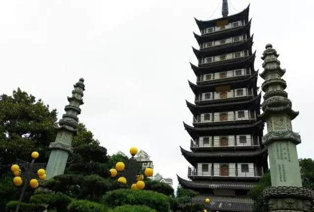 上海普陀区真如寺距今约有千年历史，香火旺盛，步步生莲很美