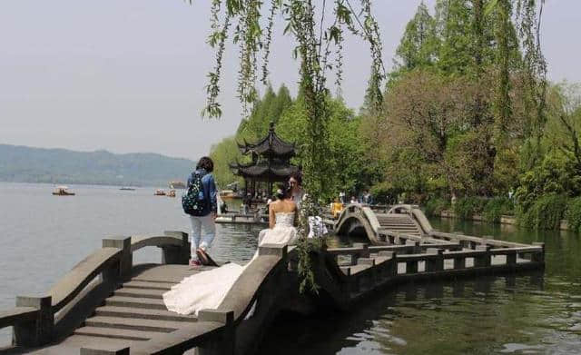 杭州西湖四大怪传说：孤山不孤、长桥不长、断桥不断、两高不高！