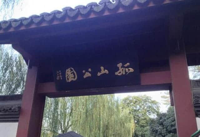 杭州西湖四大怪传说：孤山不孤、长桥不长、断桥不断、两高不高！