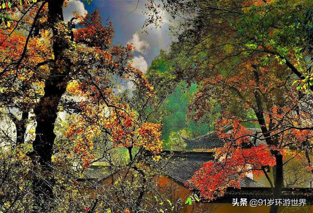 天平山景区位于苏州古城西南，是太湖国家风景名胜区的核心景区