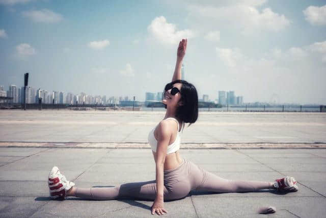 赵奕欢的健身照，运动搭配也能这么美，瑜伽体式真给力
