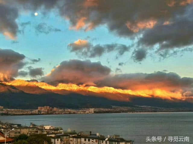 中国大理，天蓝云白，山青雪净，仰望苍山雪景，恍如走进天山人间