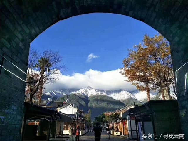 中国大理，天蓝云白，山青雪净，仰望苍山雪景，恍如走进天山人间