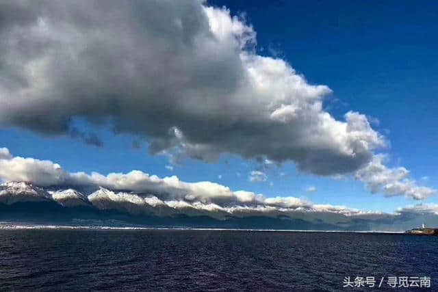 中国大理，天蓝云白，山青雪净，仰望苍山雪景，恍如走进天山人间