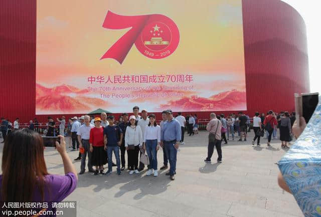 天安门广场国庆活动标识成游人拍照打卡地
