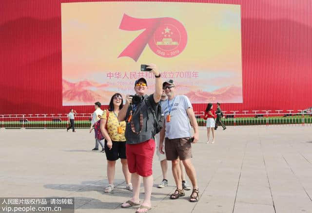 天安门广场国庆活动标识成游人拍照打卡地