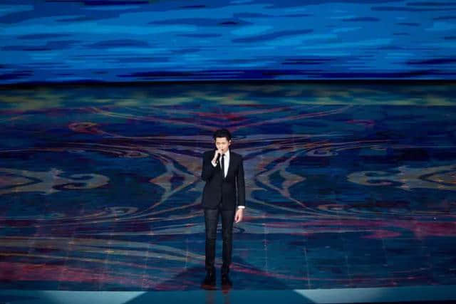 吴亦凡出席第17届电影华表奖，并现场演绎歌曲《天地鉴》