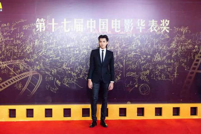 吴亦凡出席第17届电影华表奖，并现场演绎歌曲《天地鉴》