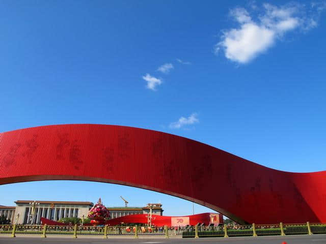北京天安门广场蓝天白云“红飘带”，游客争相合影