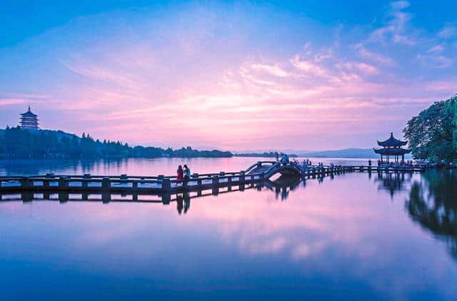 白居易诗中的西湖，就像一幅美丽的风景画，句句令人心醉！