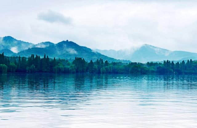 白居易诗中的西湖，就像一幅美丽的风景画，句句令人心醉！