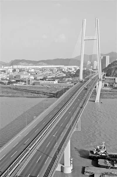 招宝山大桥：连接镇海北仑的重要通道