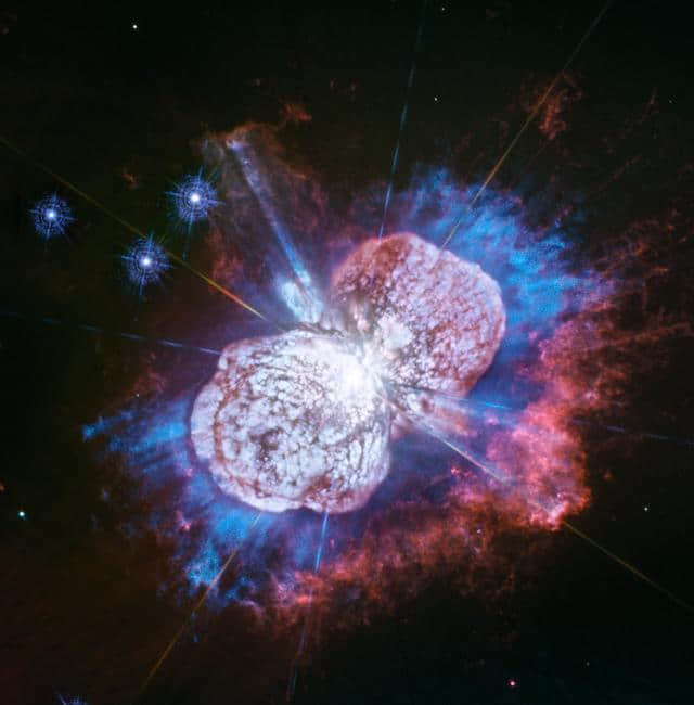 近两百年前恒星大爆发，哈勃望远镜最新拍摄，宇宙烟花仍持续绽放