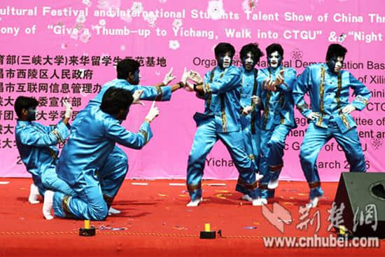 三峡大学桃花节展现“国际范”的“桃花韵”