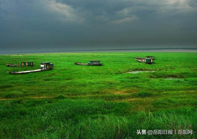 “五湖”之中独占一席！岳阳西南有一湖，与洞庭相望，与洞庭相隔...