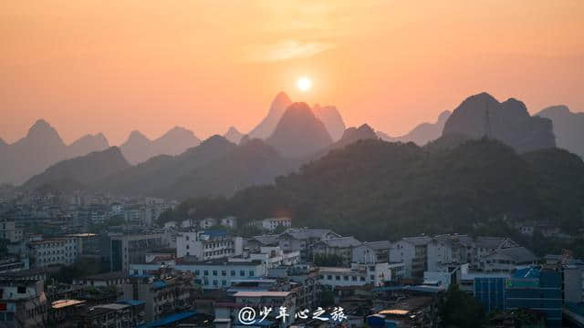 桂林最霸气山峰，在市中心一峰独秀，周边建筑都得矮于它