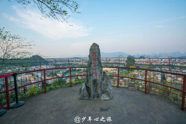 桂林最霸气山峰，在市中心一峰独秀，周边建筑都得矮于它