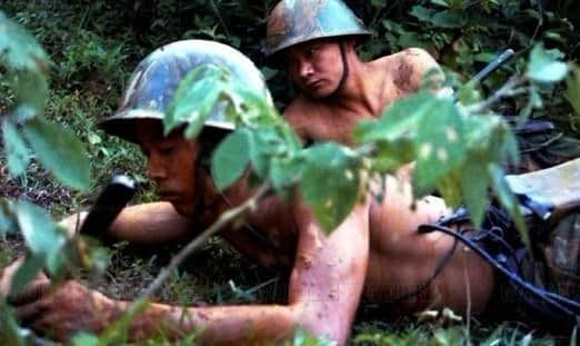 被越军地雷炸瞎双眼后为避免战友牺牲 他用身体在雷场滚了13米