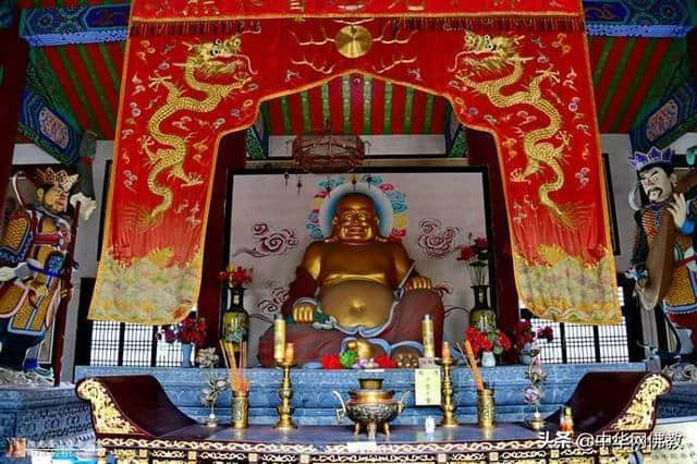 弥勒佛为什么要坐在寺院第一殿中的天王殿？