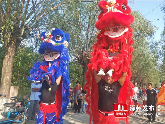国庆节在即，张飞庙里舞狮子舞彩龙，千人同吃长寿面