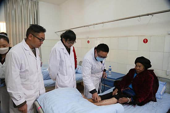 省二院对口支援姚安县人民医院 第九批专家带领科室开展12项新技术