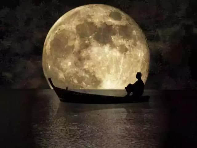 今日中秋节，世界上最美的月亮送给你！中秋有你，月更圆