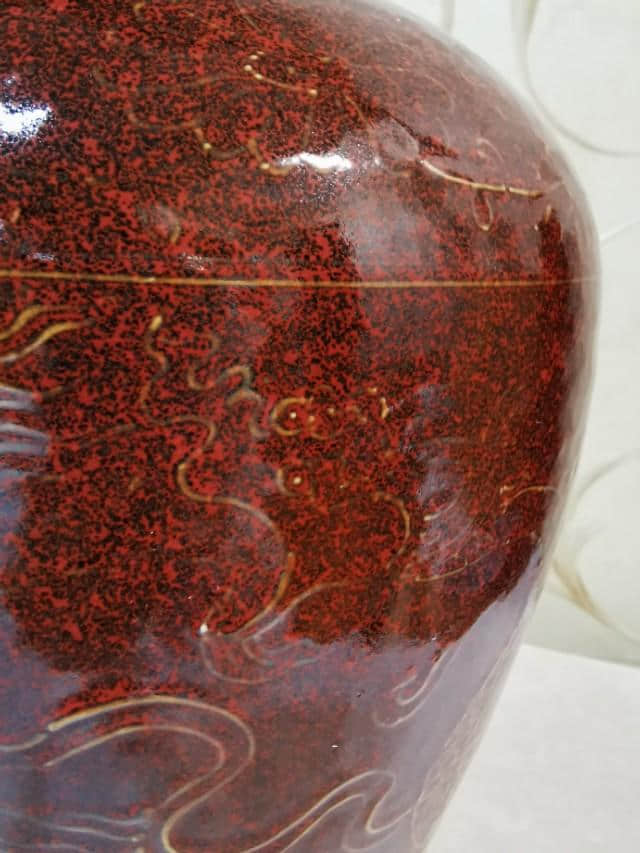 中国红釉瓷器的两种最高格调  年轻美人醉VS.资深媚娘红