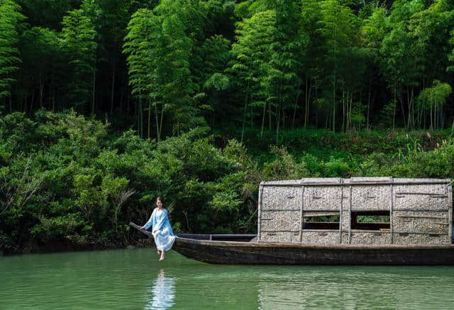 水长而美为永嘉，楠溪江上形似蚱蜢的小船，原来已有上千年的历史