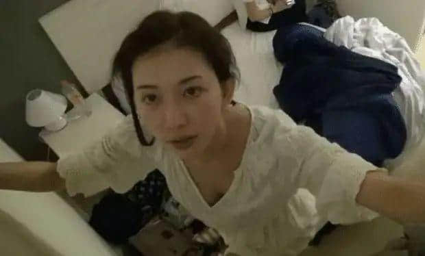 “台湾第一美女”林志玲素颜美不美？看她在床上的素颜照就知道