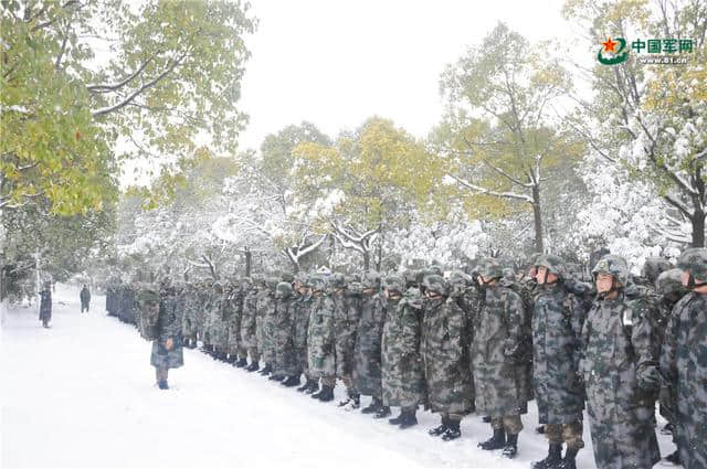 当野外行军训练遇上漫天风雪……