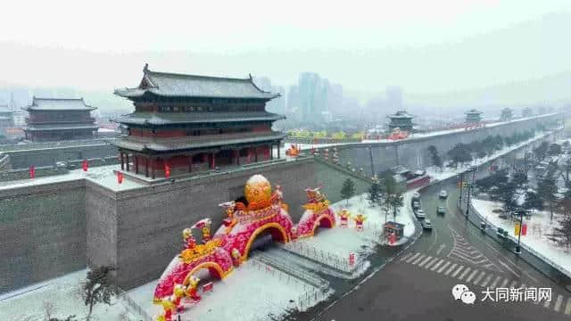漫天风雪下的古都新春是怎样一场嘉年华？航拍雪景、风雪灯会，还有路人甲……