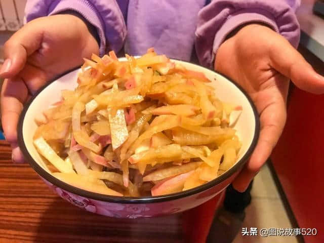 冀东老去的70后晚餐：玉米渣粥红薯外加萝卜条，满满的乡村味道