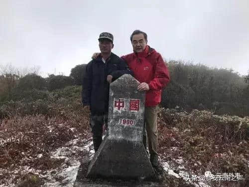 漫天风雪中，中国国务委员兼外长王毅提笔红“中国”