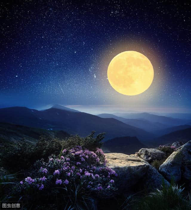 写月亮的最好唐诗，开篇就是名句，海上生明月，天涯共此时