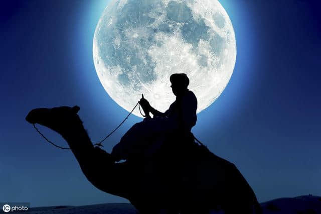 写月亮的最好唐诗，开篇就是名句，海上生明月，天涯共此时