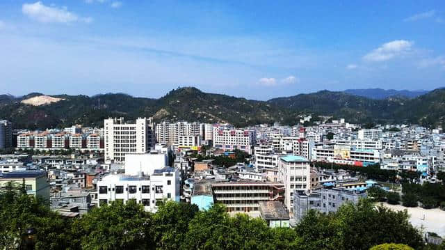 广东河源最南的县，人口84万，拥有越王山景区