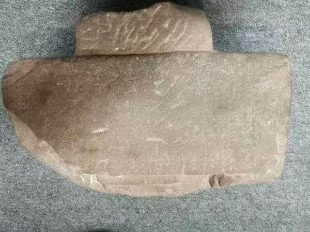 外国农民发现一块奇石，上面写着数十个汉字，从此揭露一中国古城